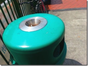 シンガポールの街中に設置されている灰皿