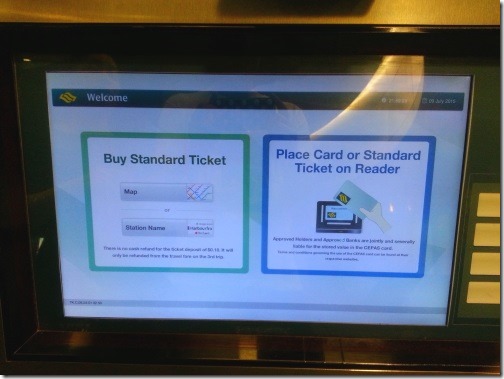 シンガポールの地下鉄MRTの自動券売機タッチパネル