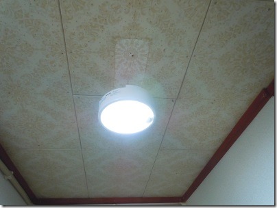 玄関の天井照明をセンサー付LEDライトに交換したところ